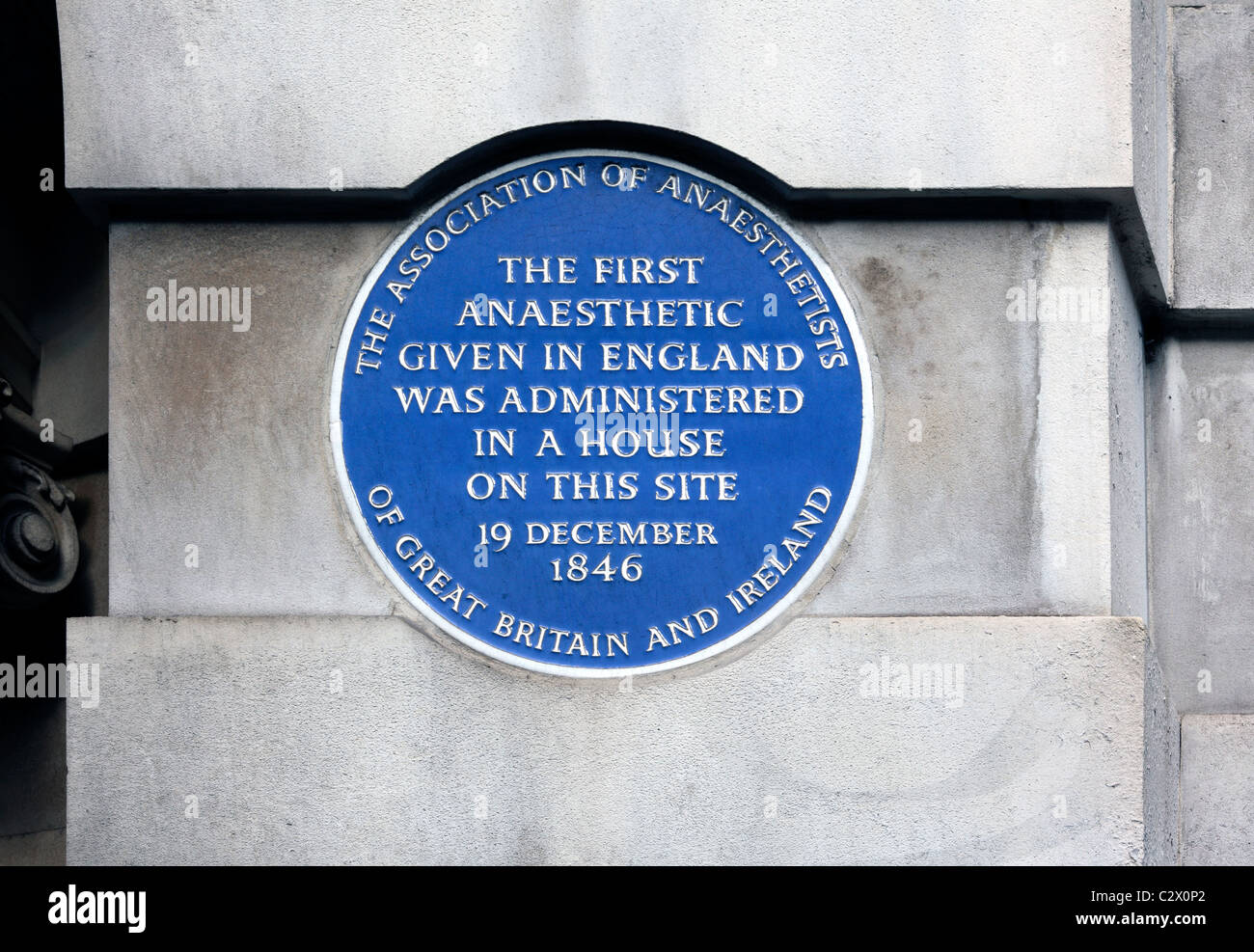 Targa blu su un edificio a Gower Street, Londra, che commemora il primo anestetico dato in Inghilterra nel 1846. Foto Stock