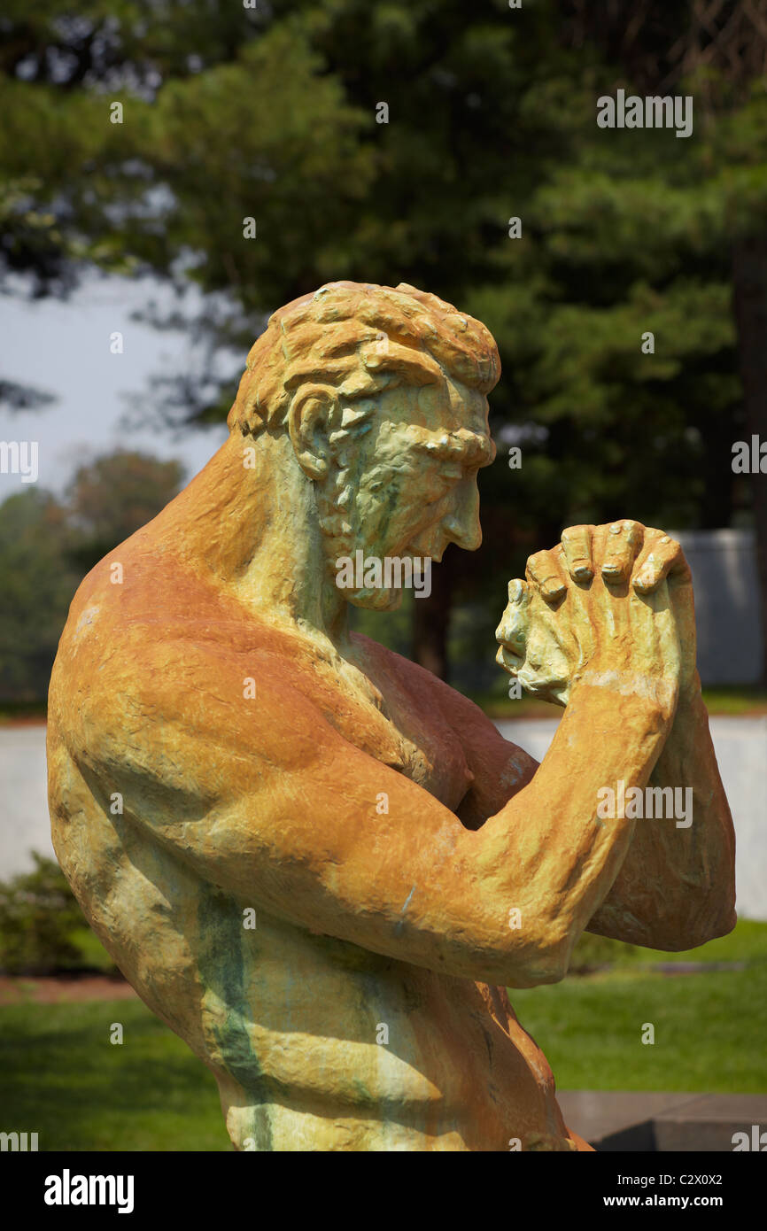 Dettaglio di una figura di un uomo che prega, da Carl Milles, uno di 38 statue nella fontana della fede, Falls Church, Virginia. Foto Stock