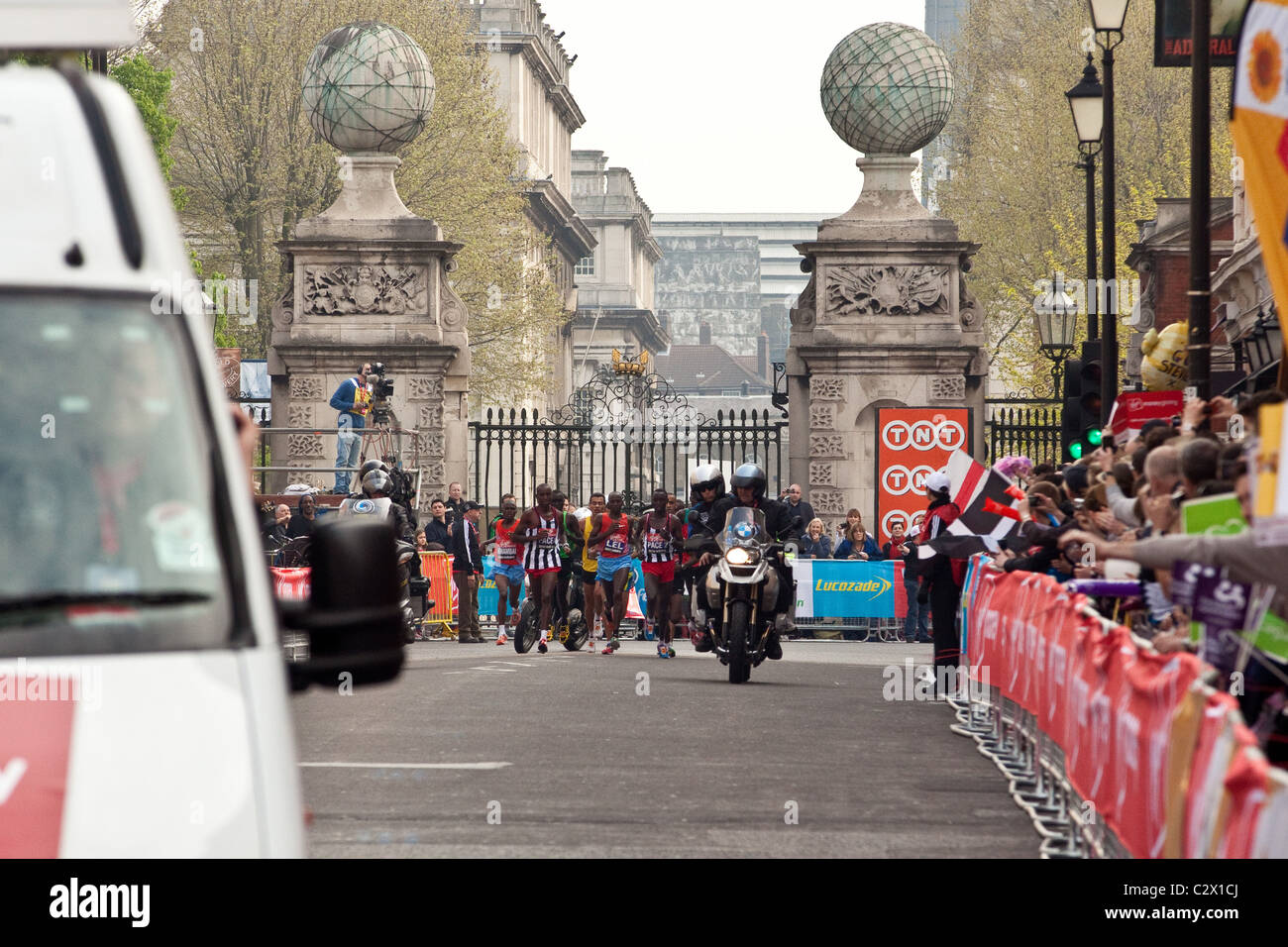 Mens elite runners alla maratona di Londra 2011,Church Street, Londra Greenwich, Inghilterra, Regno Unito. Foto Stock