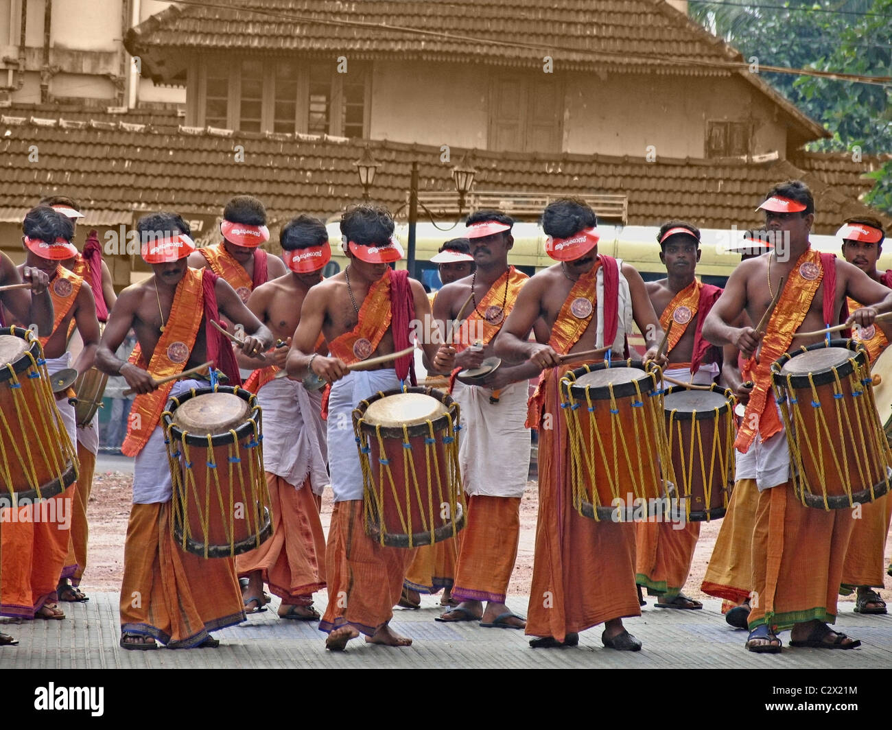 Musicisti, batterista di fronte ai visitatori, Pooram Festival, Thrissur, Kerala, India, Asia Foto Stock