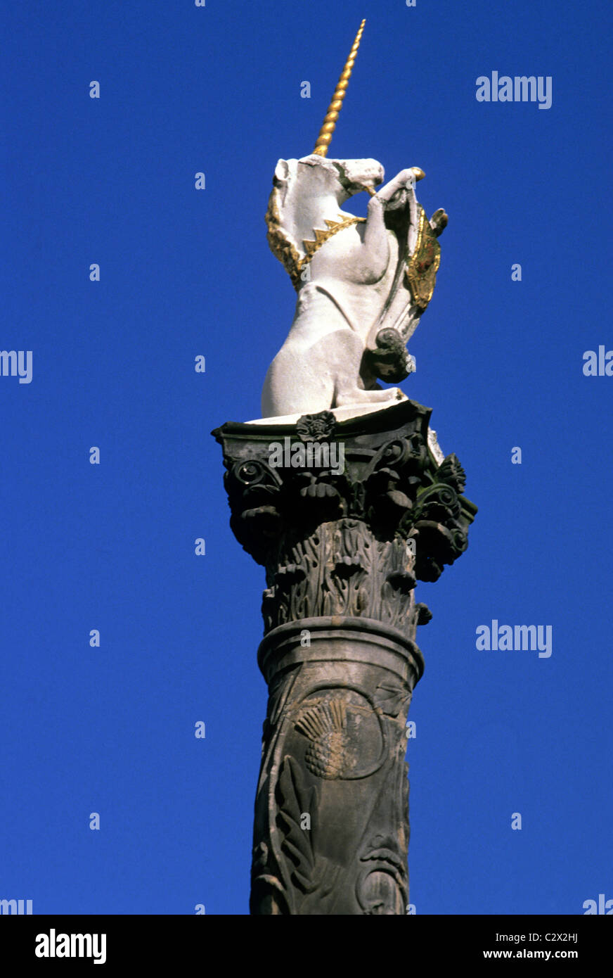 Aberdeen, Mercat Cross, marmo scultura di unicorno, Scozia Scottish attraversa unicorns UK del XVII secolo Foto Stock