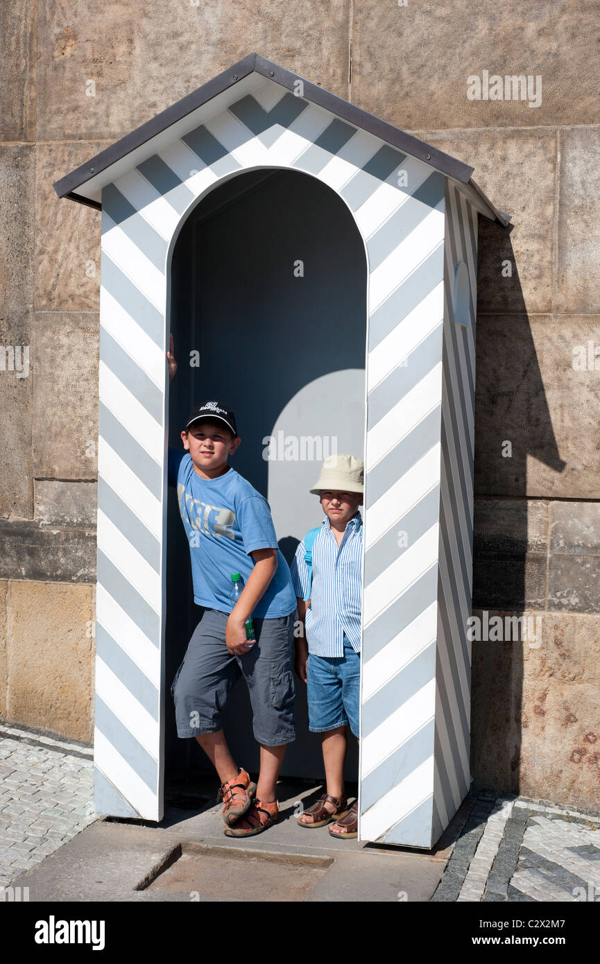 I ragazzi in piedi nella cabina di guardia a Praga Foto Stock
