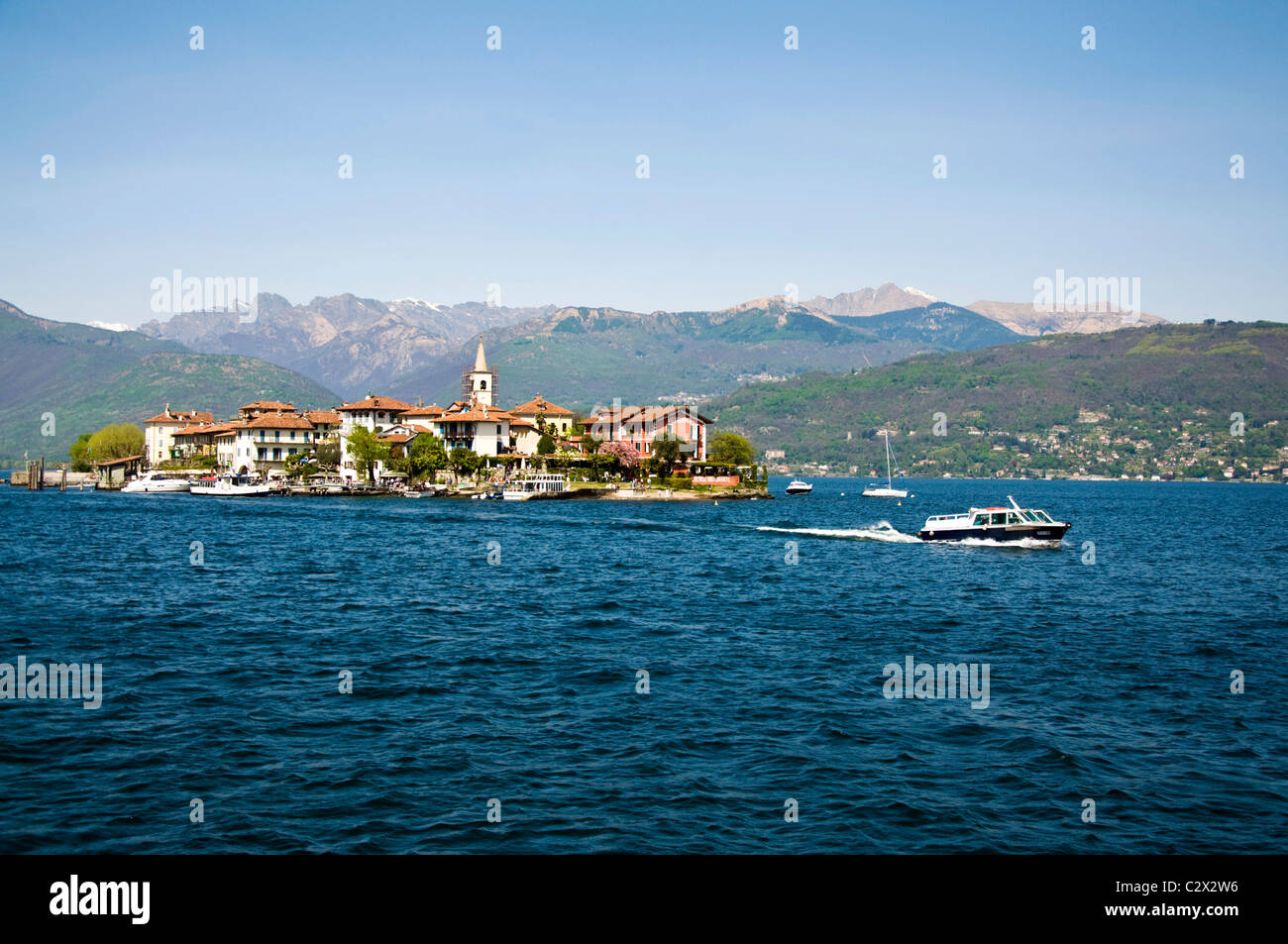Il taxi acqueo lascia Isola Superiore sul Lago Maggiore Foto Stock