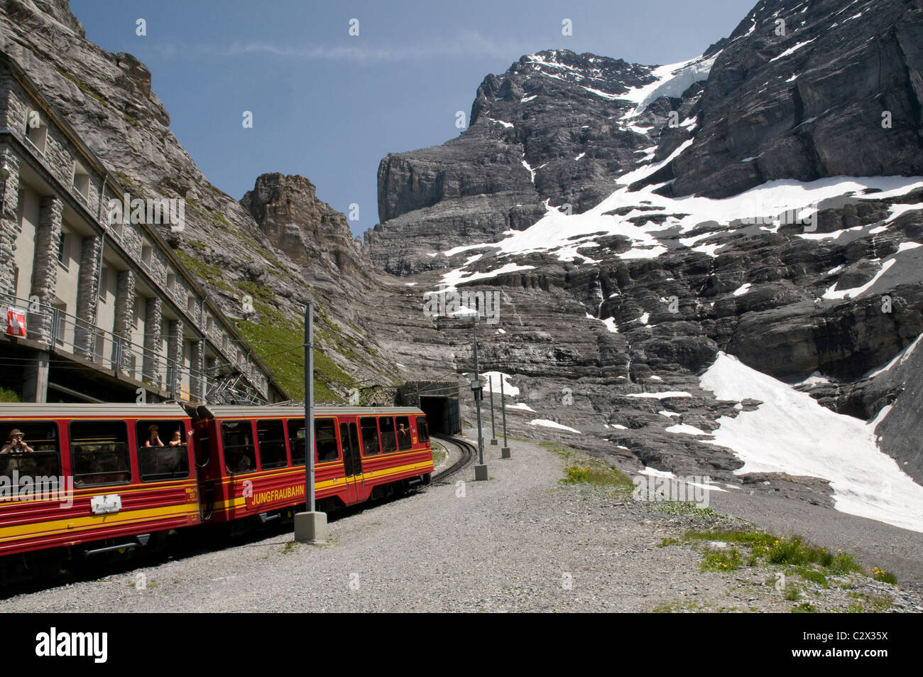 Treno Jungfraubahn immettendo il lungo tunnel sotto l'Eiger sulla sua ascesa per lo Jungfraujoch Foto Stock