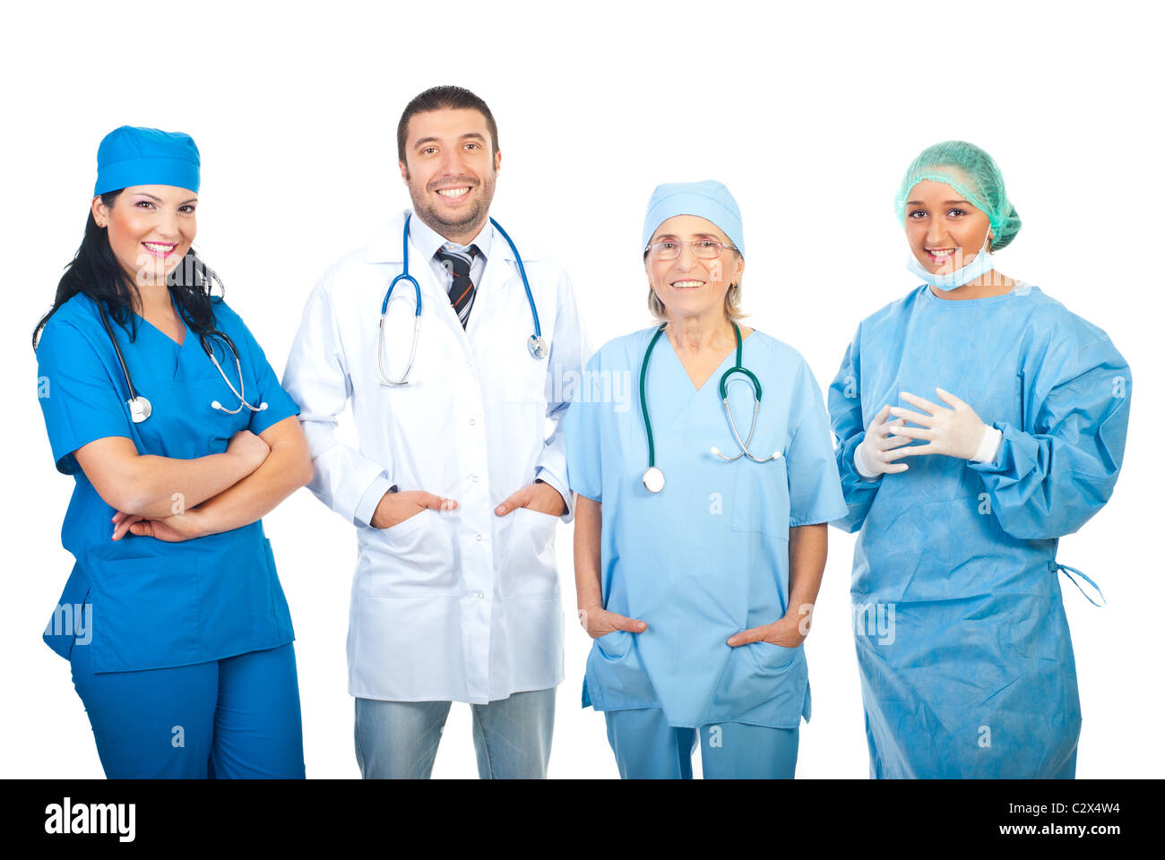 Felice quattro medici ospedalieri in piedi in una riga isolata su sfondo bianco Foto Stock