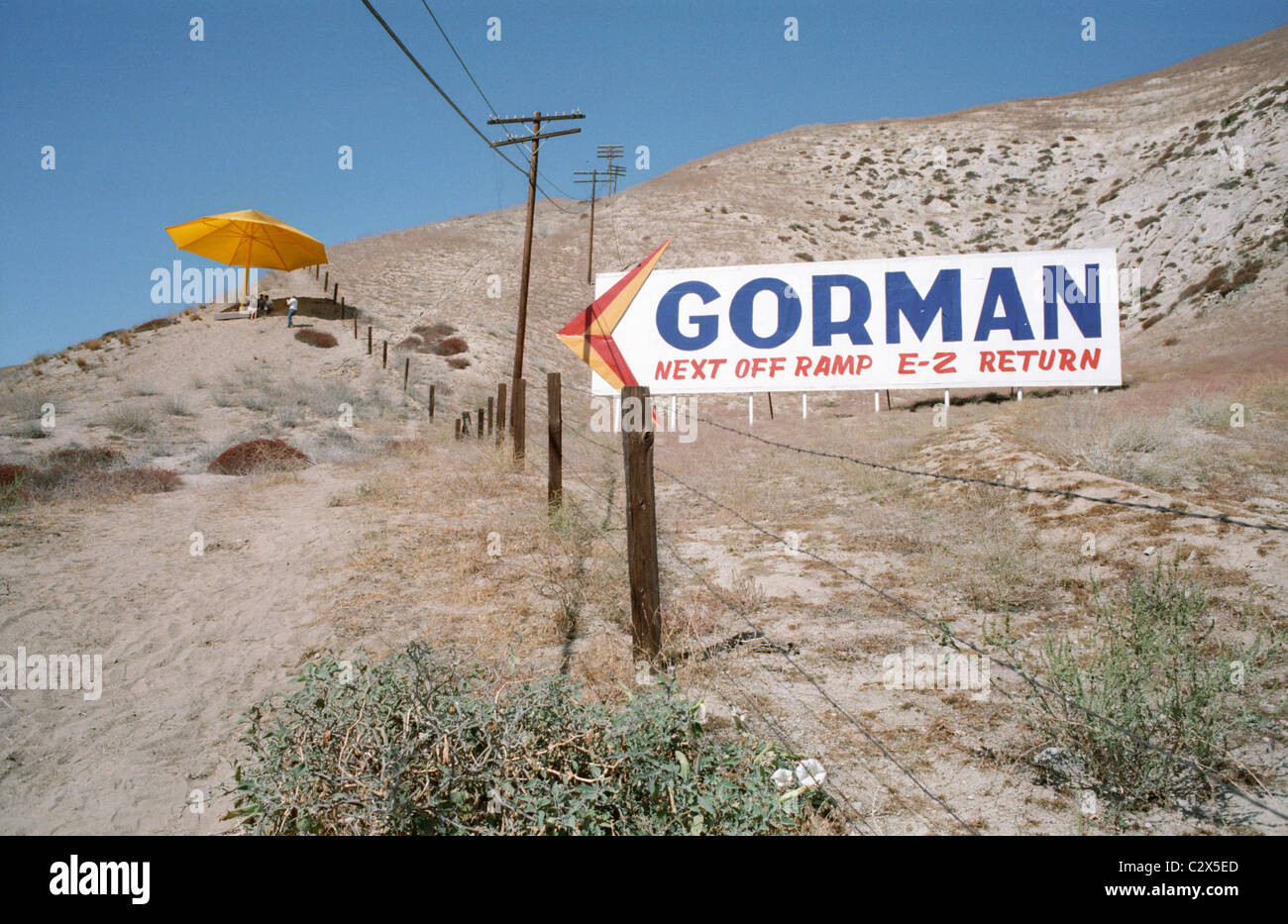 Christo è giallo ombrelloni vicino Gorman, California nel mese di ottobre  1991 Foto stock - Alamy