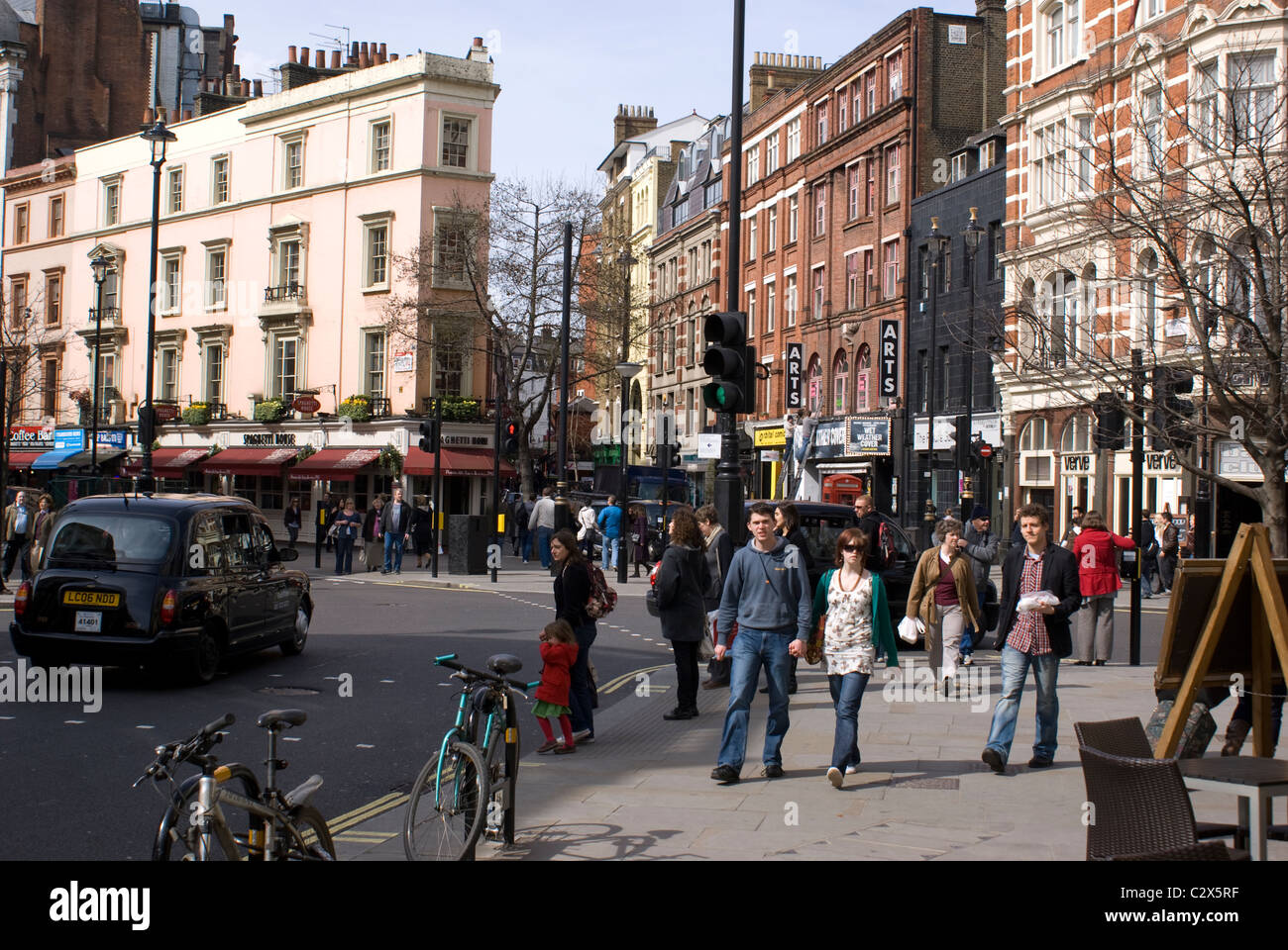 Una strada trafficata nel West End di Londra. Foto Stock