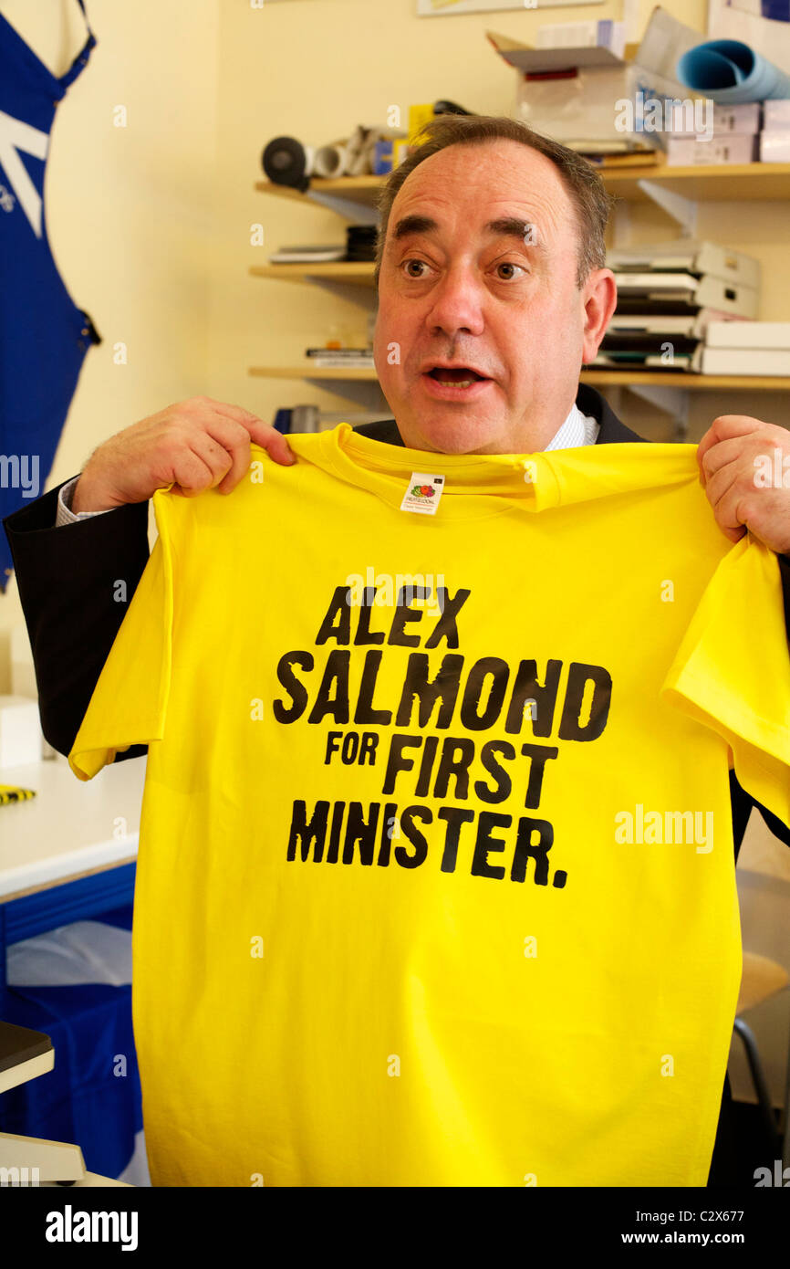 AYR, REGNO UNITO, 20 APRILE: Alex Salmond, leader del Partito Nazionale Scozzese (SNP) ha visitato le tipografie Ranbow Ink dove ha fatto una t-shirt 'Alex Salmond for First Minister' a Kilmarnock mercoledì 20 aprile 2011. Il salmone si è impegnato per le elezioni del Parlamento scozzese che si sono svolte il 5 maggio 2011. (Foto © David Gordon) Foto Stock