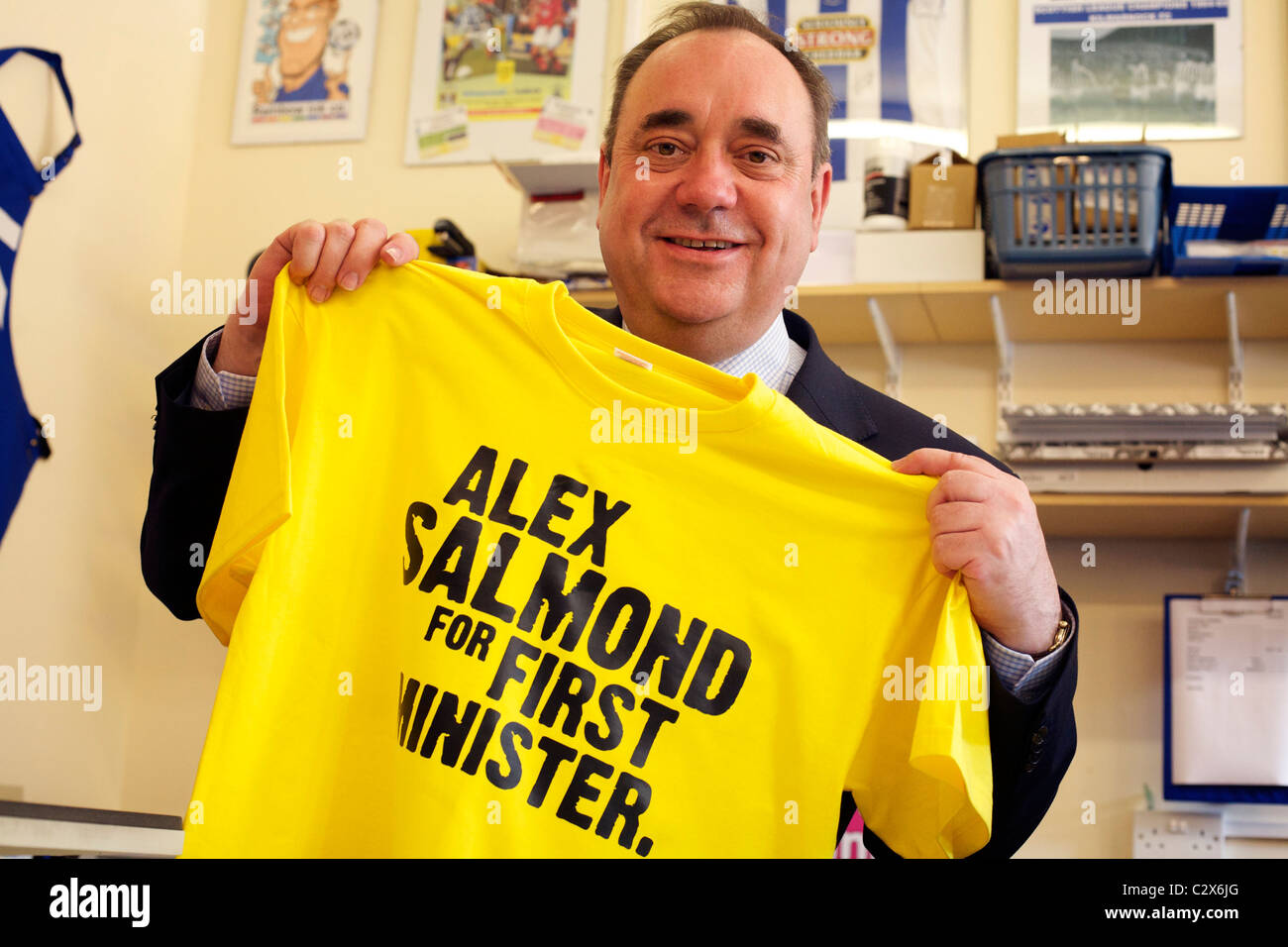 AYR, REGNO UNITO, 20 APRILE: Alex Salmond, leader del Partito Nazionale Scozzese (SNP) ha visitato le tipografie Ranbow Ink dove ha fatto una t-shirt 'Alex Salmond for First Minister' a Kilmarnock mercoledì 20 aprile 2011. Il salmone si è impegnato per le elezioni del Parlamento scozzese che si sono svolte il 5 maggio 2011. (Foto © David Gordon) Foto Stock