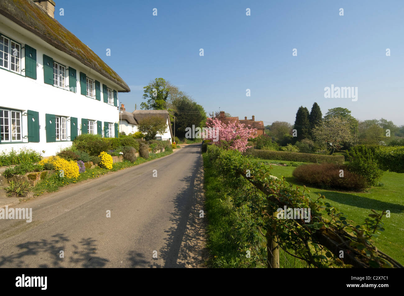 Vista del pittoresco borgo rurale di Longstock, Hampshire, Regno Unito Foto Stock