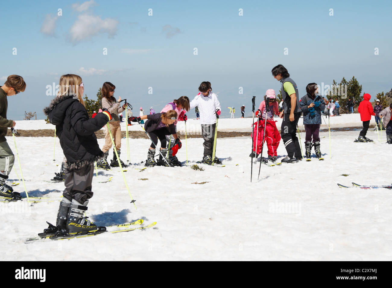 Gruppo di bambini spagnoli con lezioni di sci in Sierra Nevada. Sierra Nevada, Andalusia, Spagna Europa. Foto Stock
