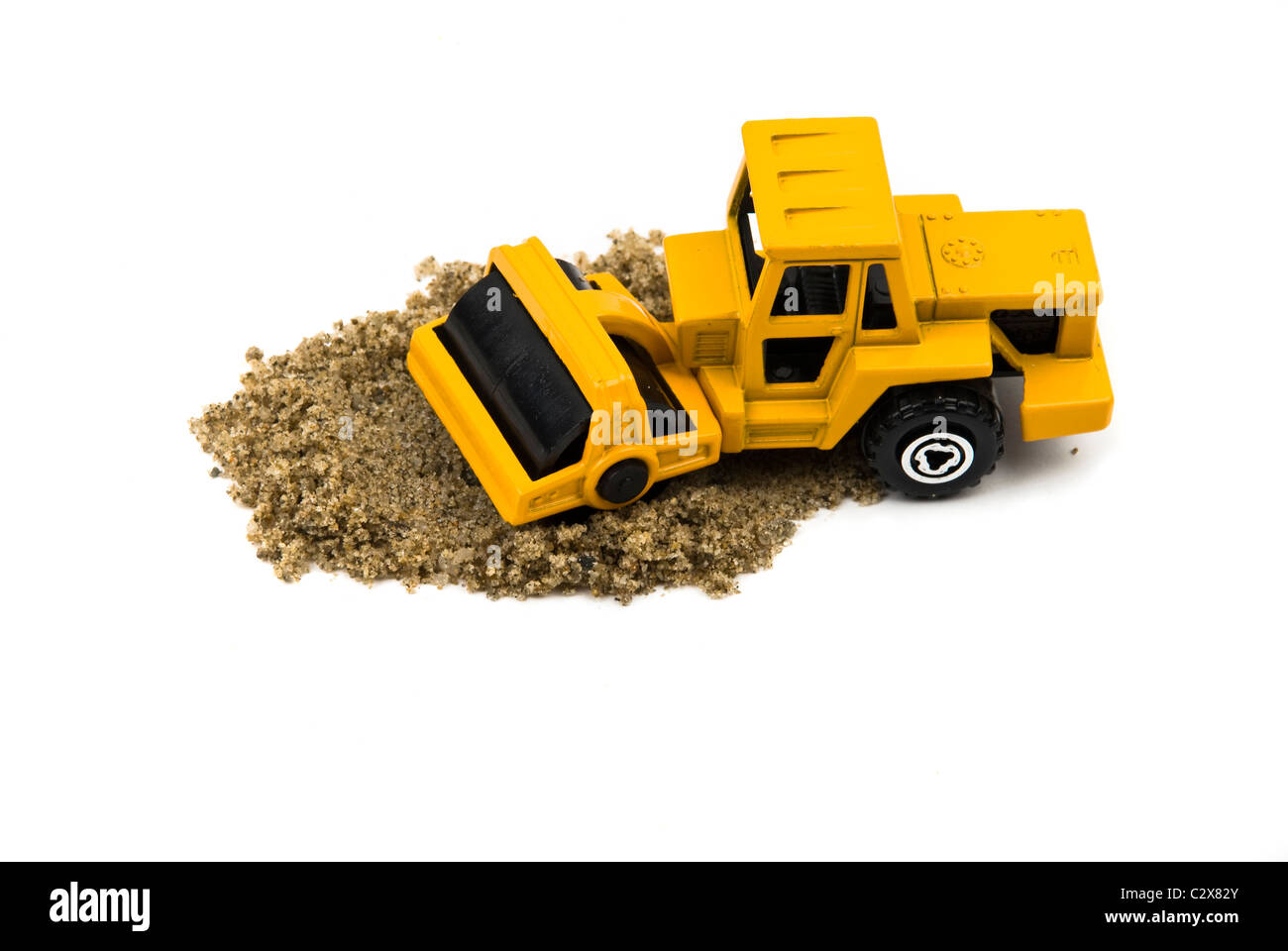 Suolo vibratorio o asfalto compattatore lavora in miniatura con sabbia isolata su sfondo bianco Foto Stock