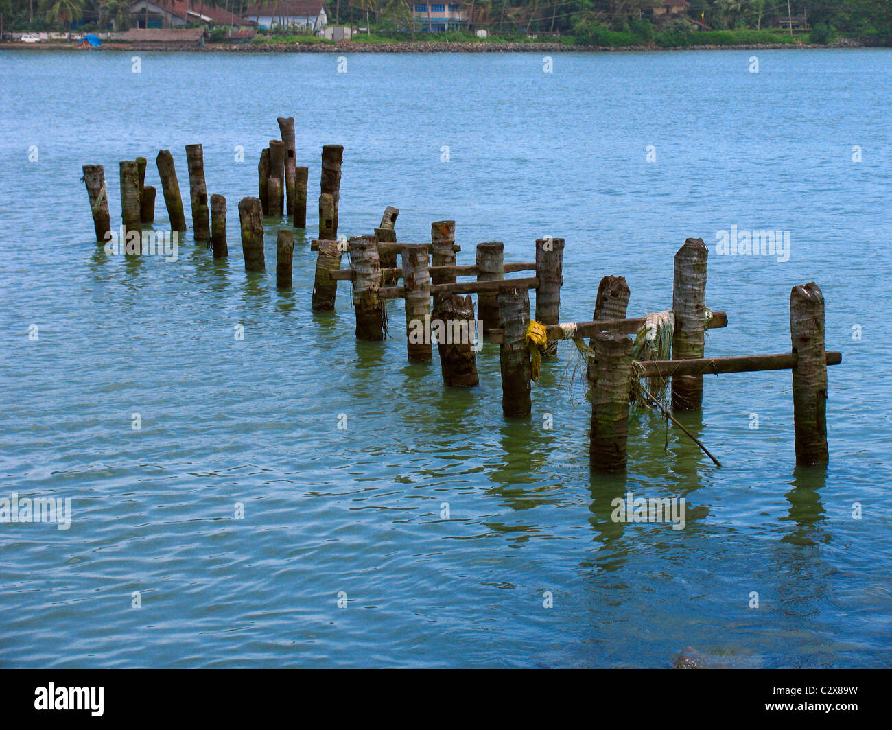 Rotture di pontile in legno, bridge per traghetti che conduce verso un dock, Kerala, India Foto Stock