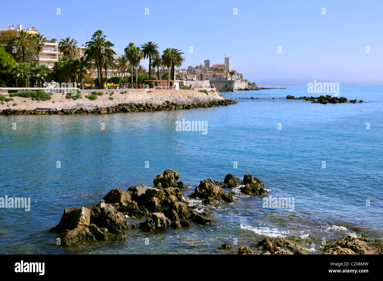 Costa rocciosa di Antibes nel sud-est della Francia, area mediterranea con la città vecchia in background Foto Stock