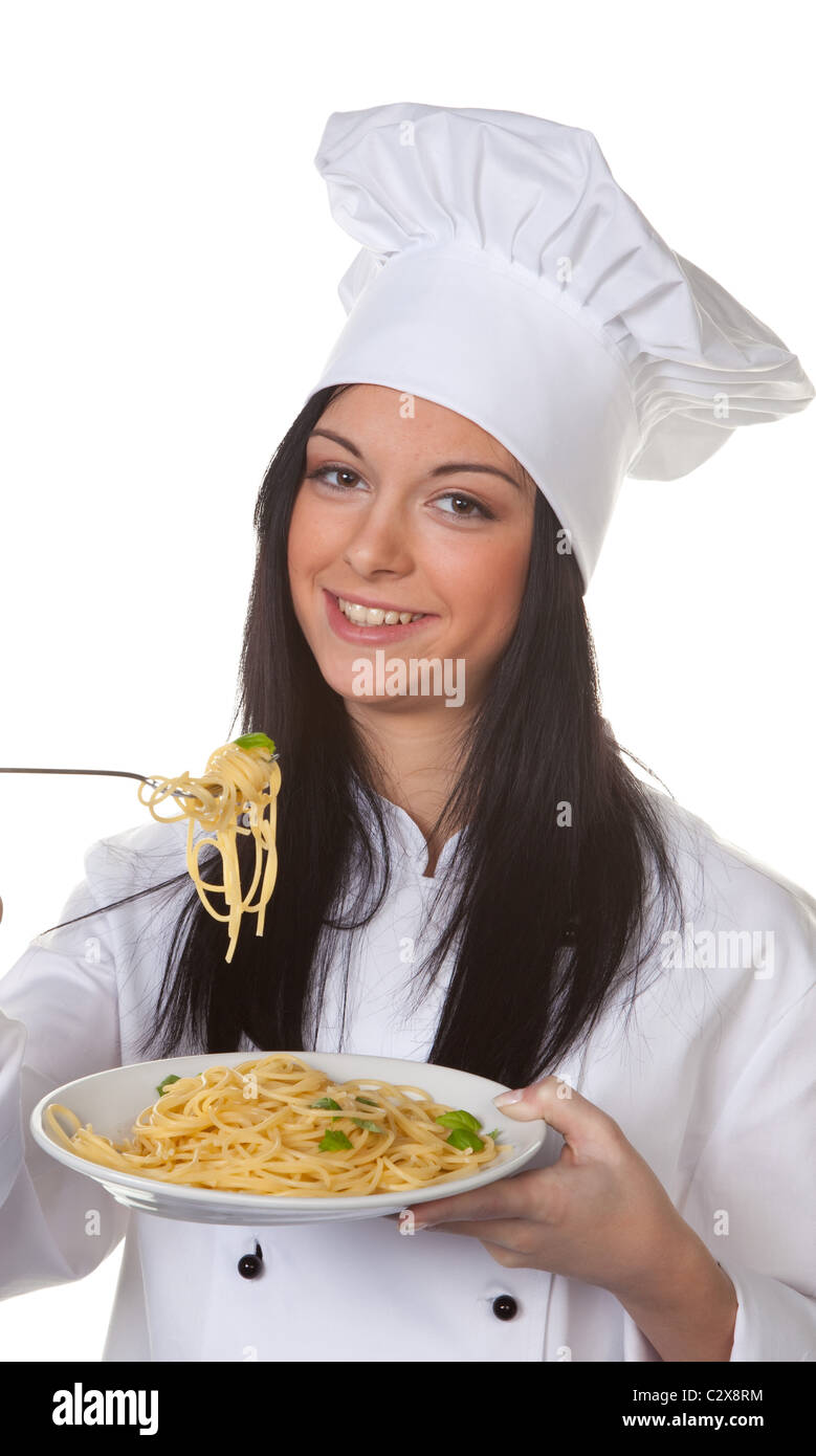 Giovane cuoco di assaggiare un piatto a base di noodle Foto Stock