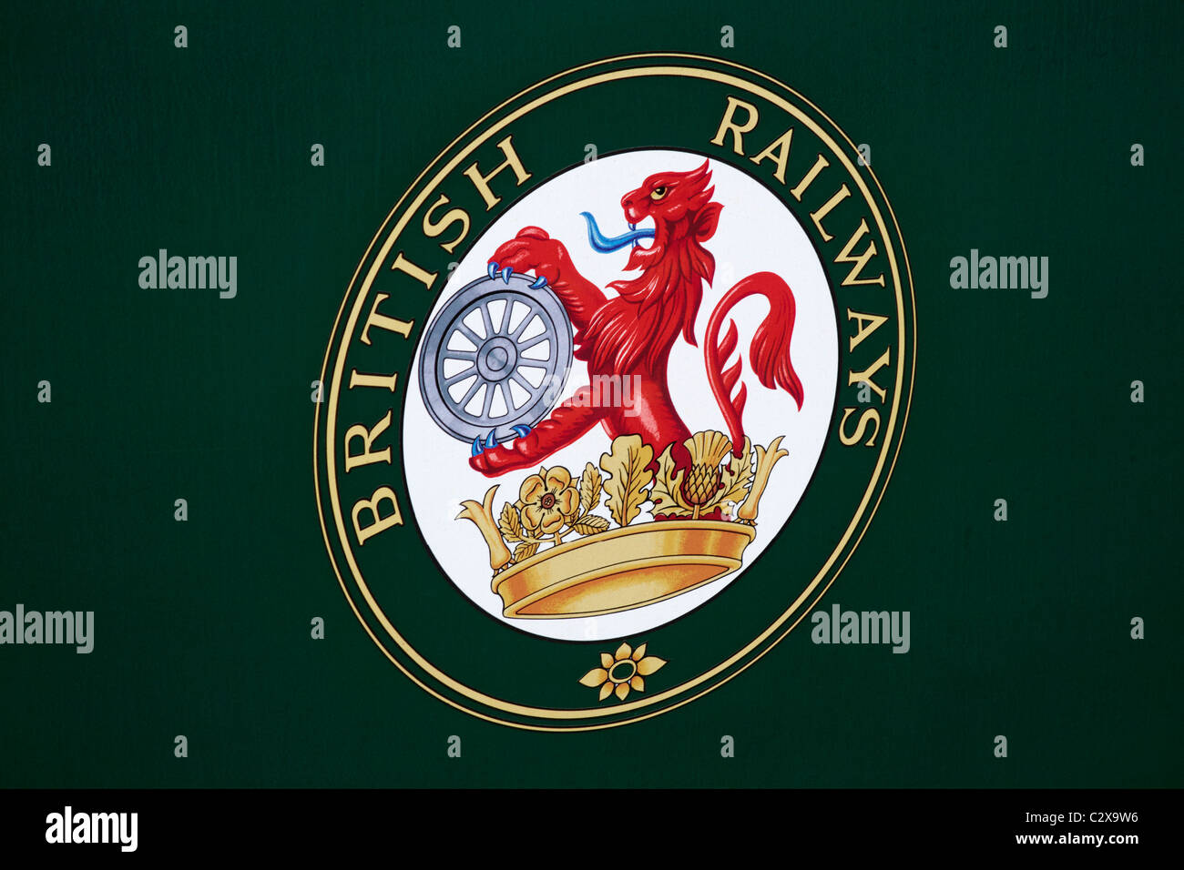 Logo della British Railways sul lato del treno alla stazione di Swanage a settembre - primo piano dello stemma del leone sulla locomotiva BR Foto Stock
