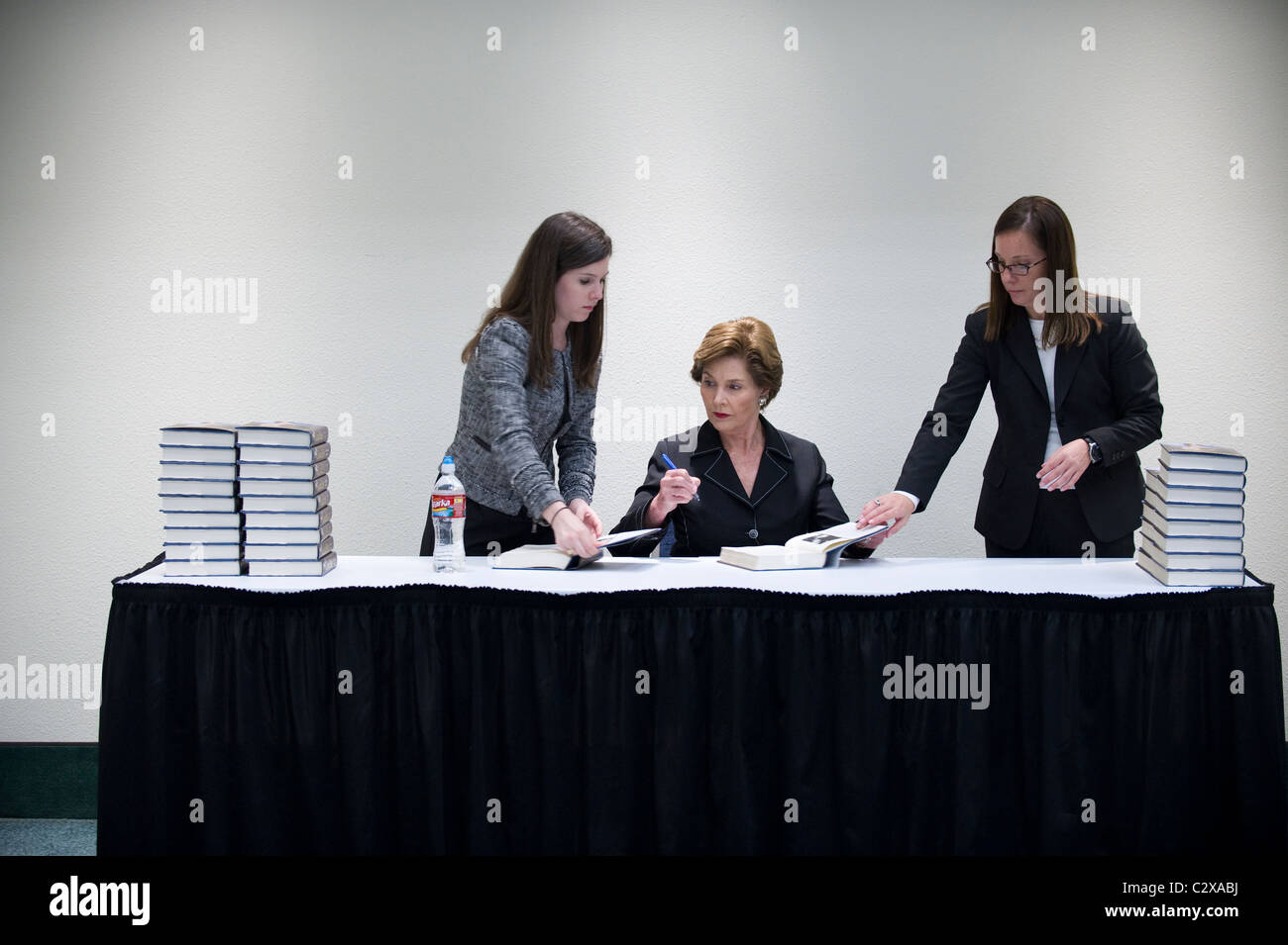 Ex First Lady Laura Bush autografi souvenir copie del suo libro di 'Spoken dal cuore" prima di un discorso in Fort Worth TX Foto Stock