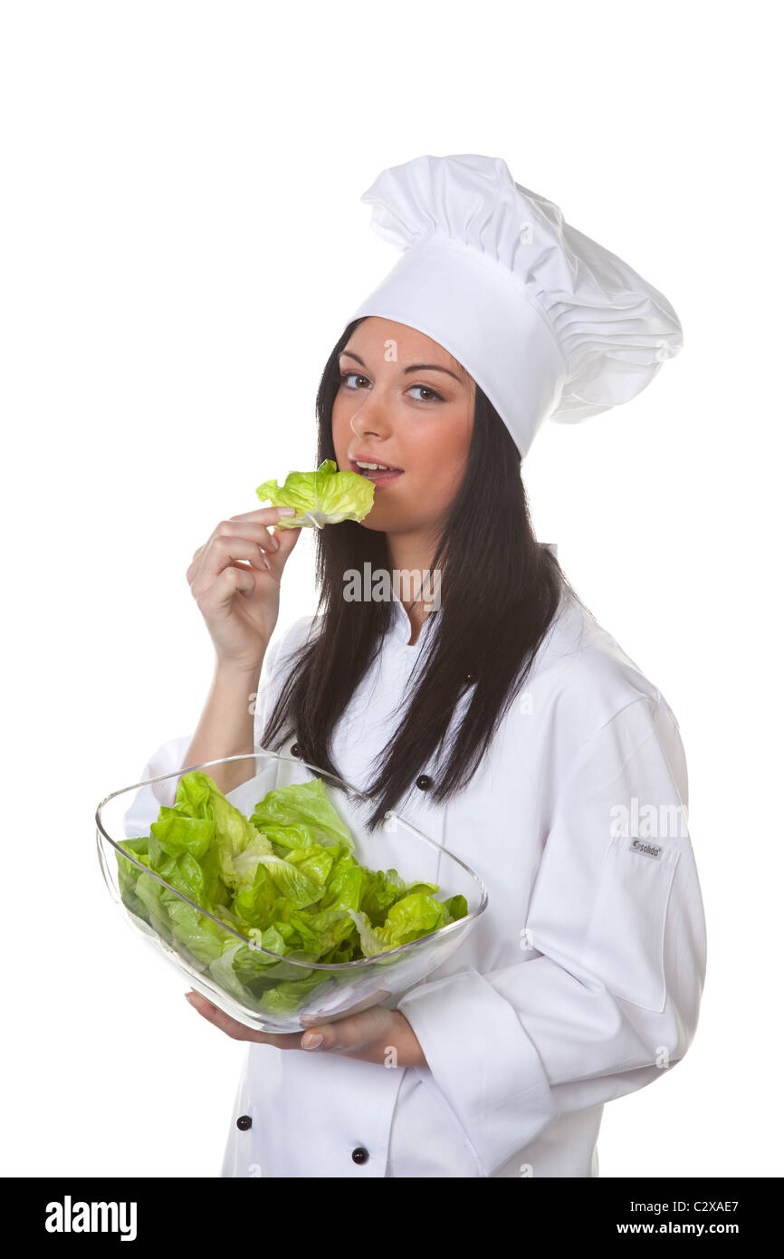 Giovane donna degustazione fresca insalata verde Foto Stock