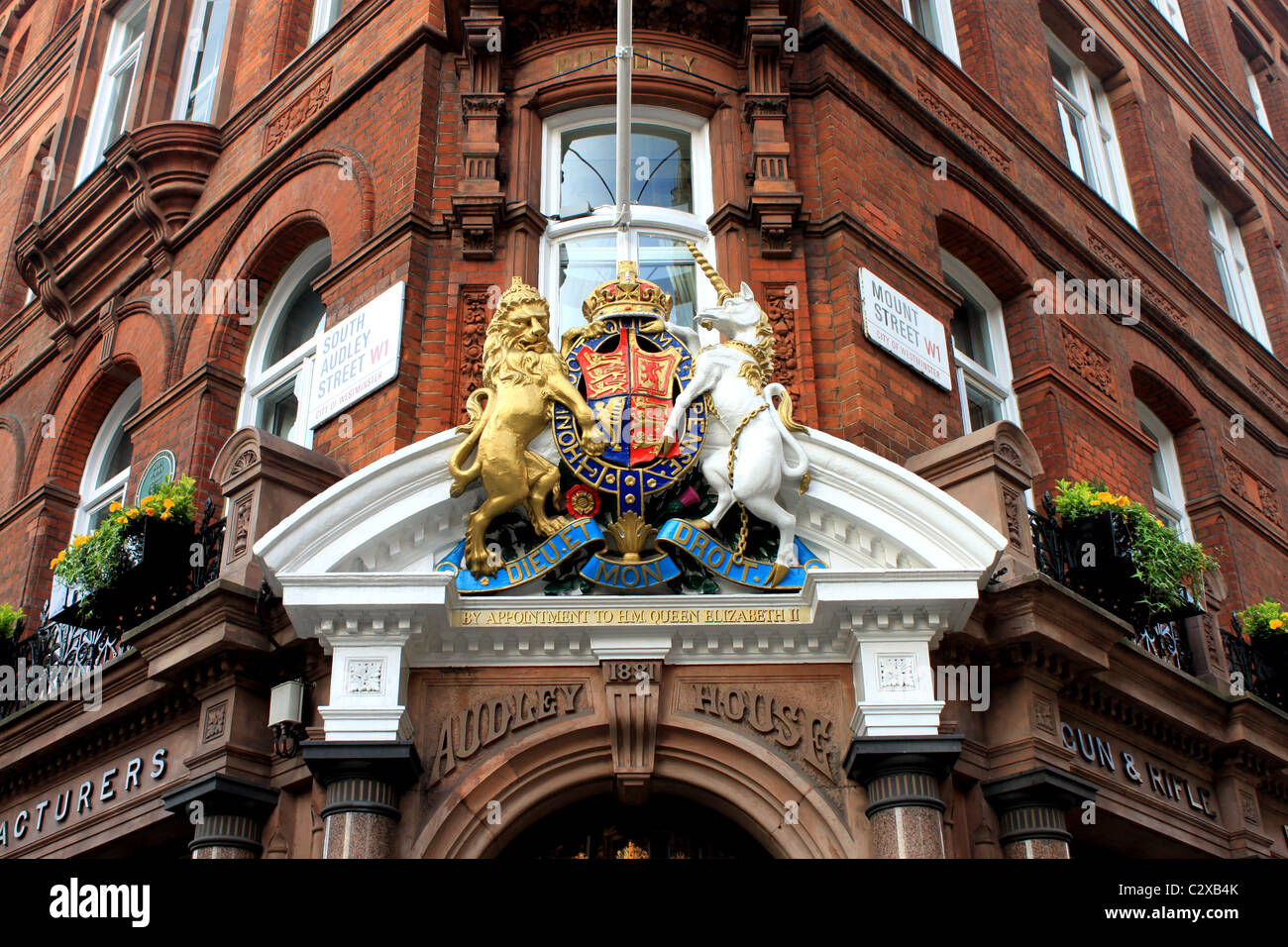Honi Soit Qui Mal Y Pense cresta sopra Audley House, angolo di South Audley e Mount Street, W1, Mayfair, London, Regno Unito Foto Stock