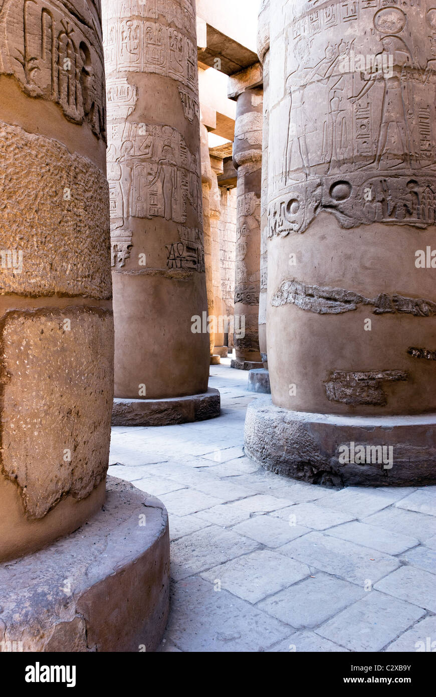 Colonnato presso la Grande Sala Hypostyle nel distretto di Amon-ra - Tempio di Karnak complesso - Luxor, l'Alto Egitto Foto Stock