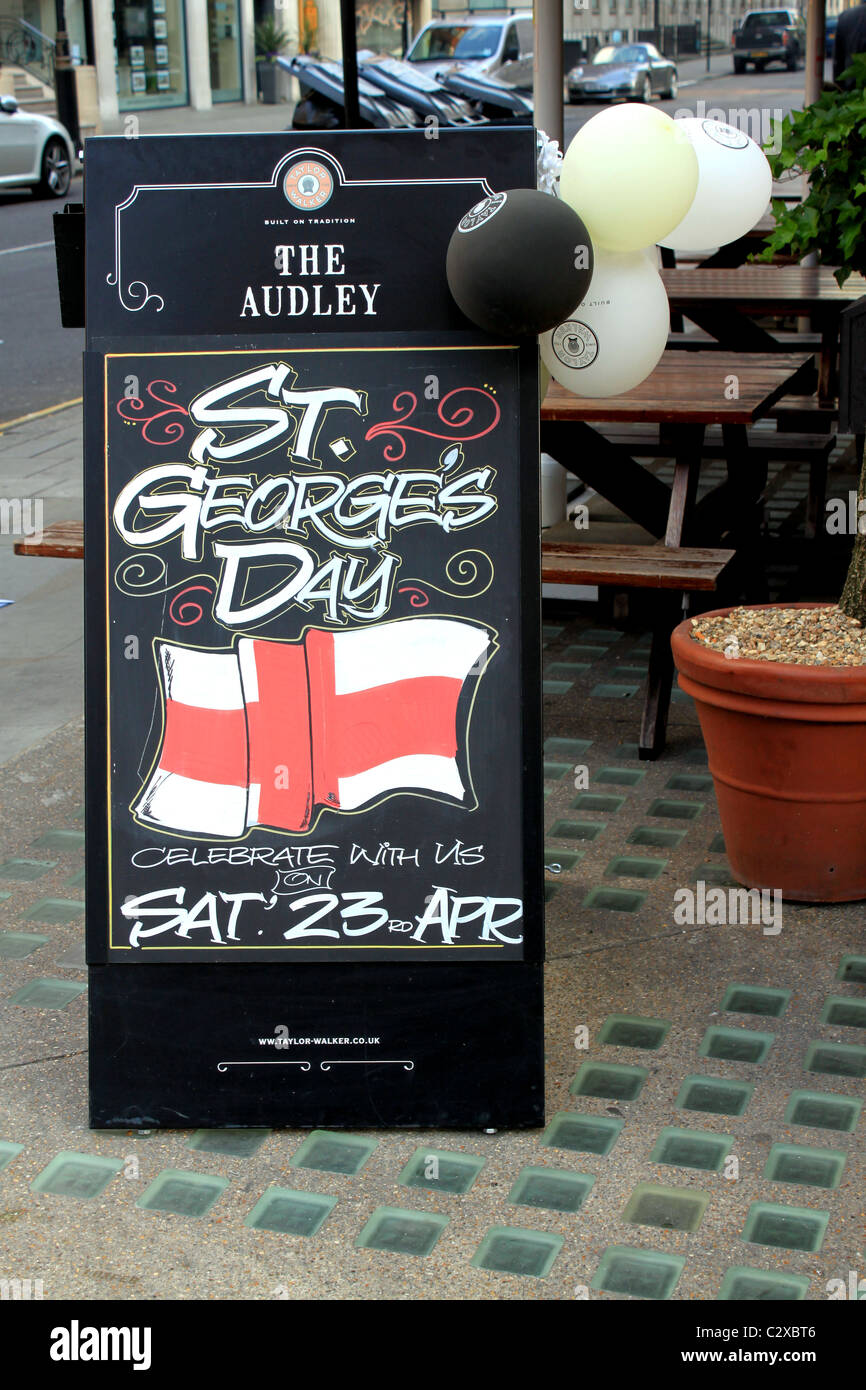 St George's giorno segno al di fuori del Audley Pub, Mayfair, London, Regno Unito Foto Stock