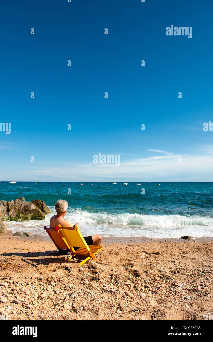 Sedia spiaggia con uomo senior Foto Stock