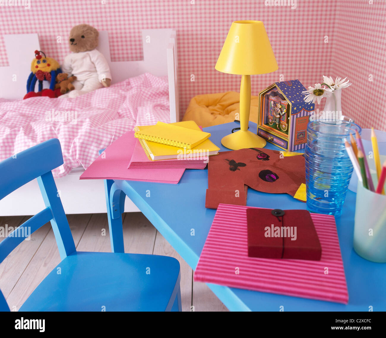 Camera bambino dettaglio con letto disfatto, blu brillante tavolo e sedia, Foto Stock