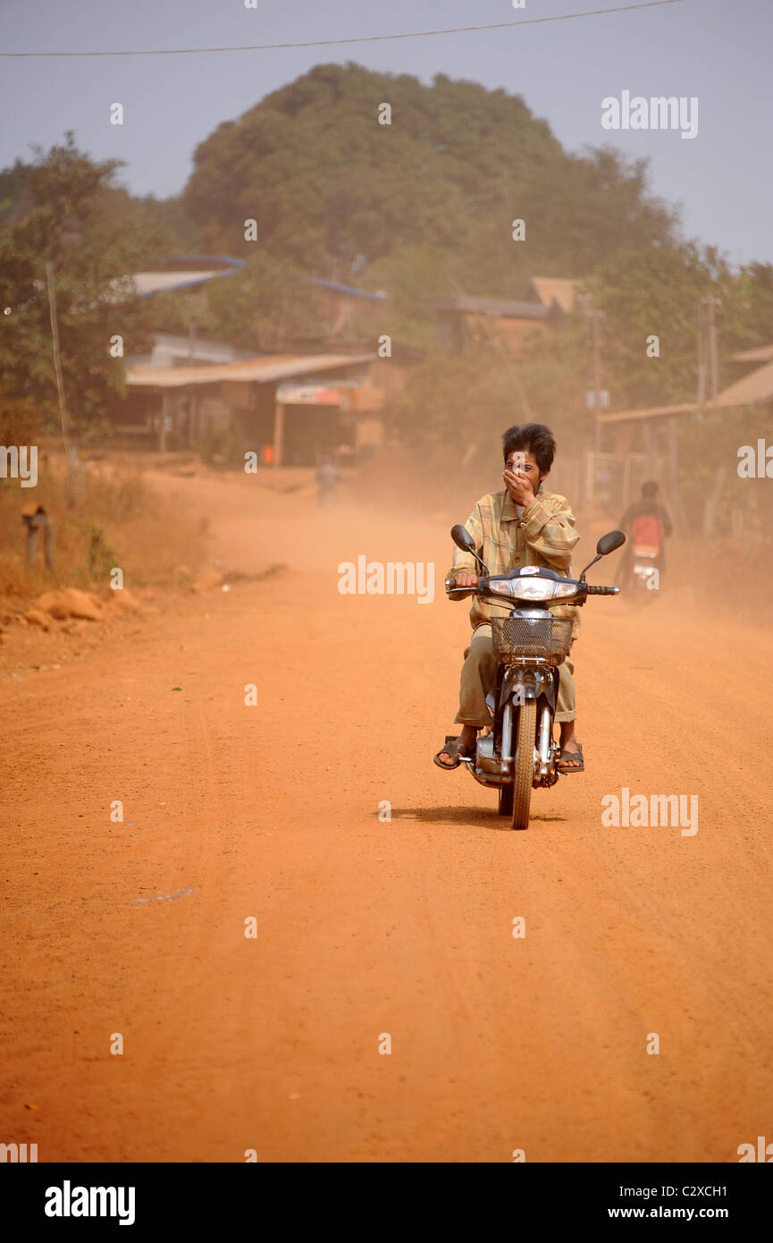 La moto su strada rurale in Bou Sraa, un piccolo villaggio a est di Sen Monorom, Cambogia orientale, Sud Est asiatico Foto Stock