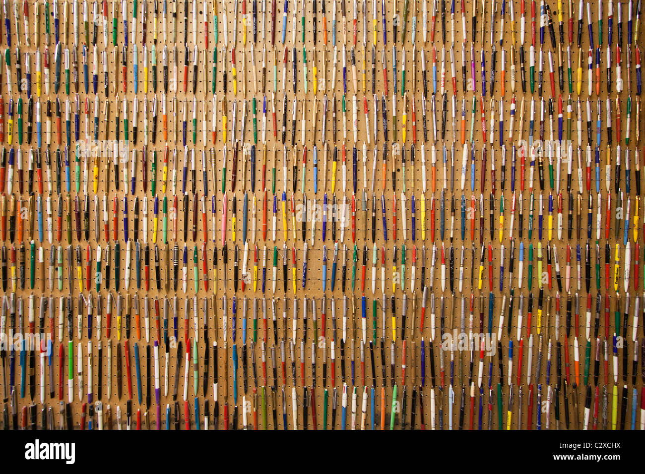 Una parete piena di molte penne a sfera. Foto Stock
