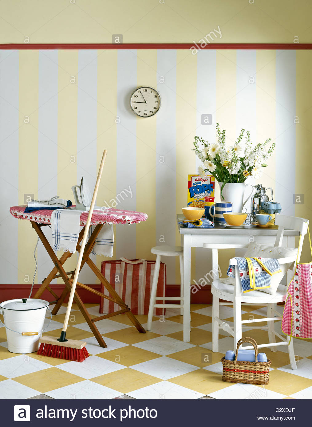 Retrò cucina domestica 40s stile anni 50 foto & immagine stock ... Cucina stile anni 50