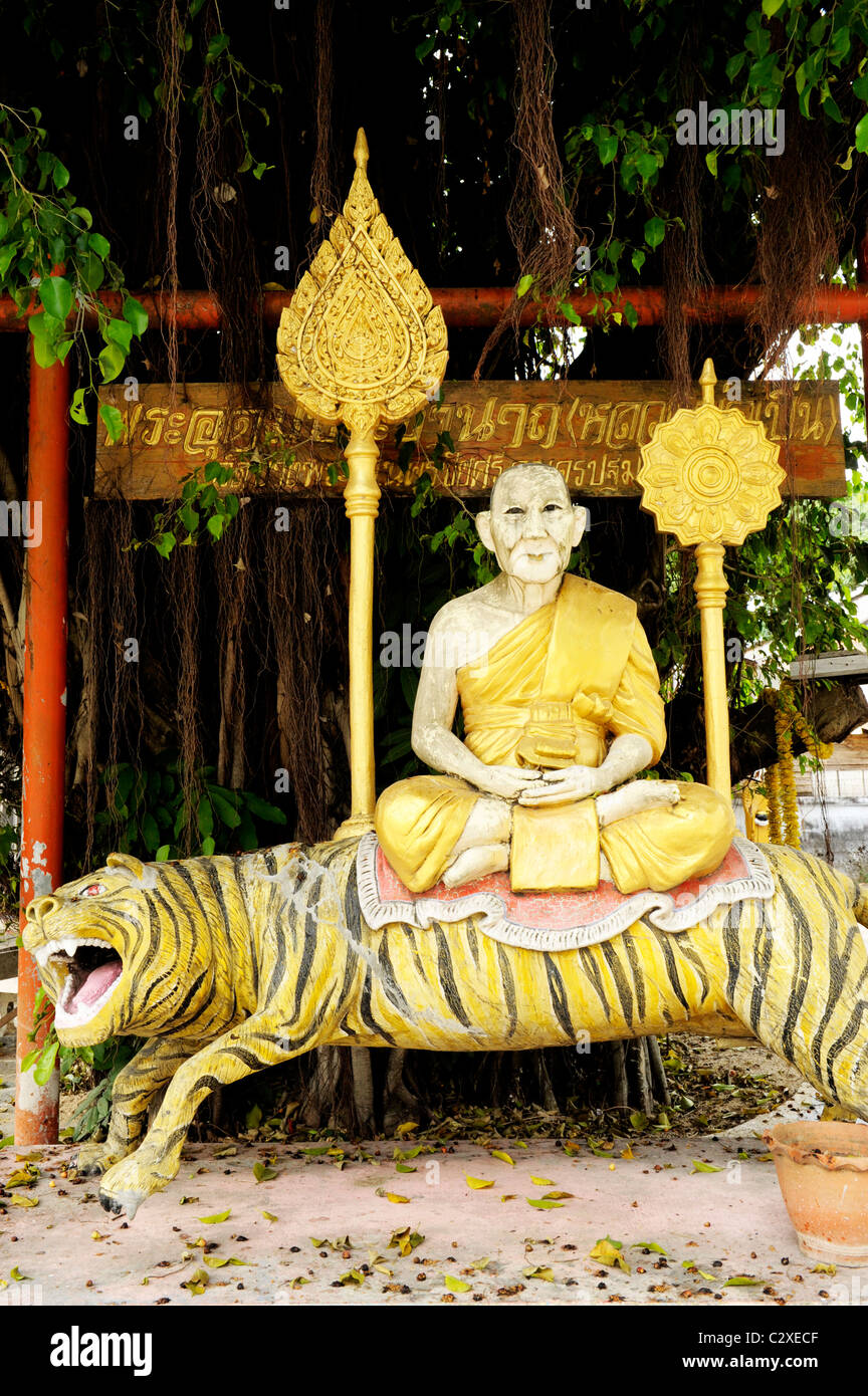 Il Buddha seduto su una statua di tiger , wat mani phraison o Wat Manee Pai,figlio, Mae Sot, occidentale della Thailandia Foto Stock