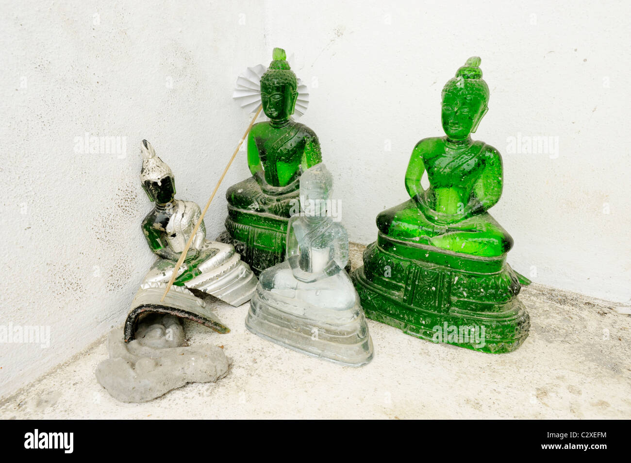 Vetro di antiche statue di Buddha disteso circa i motivi di shan tempio Wat Luang , Mae Sot , della Thailandia Foto Stock