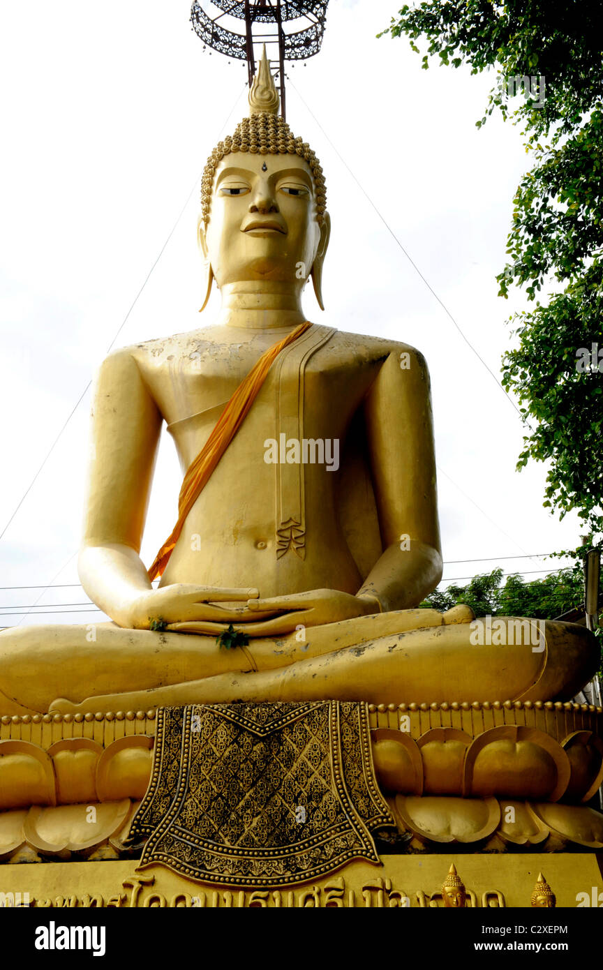 Grande statua del Buddha , wat mani phraison o Wat Manee Pai,figlio, Mae Sot, occidentale della Thailandia Foto Stock