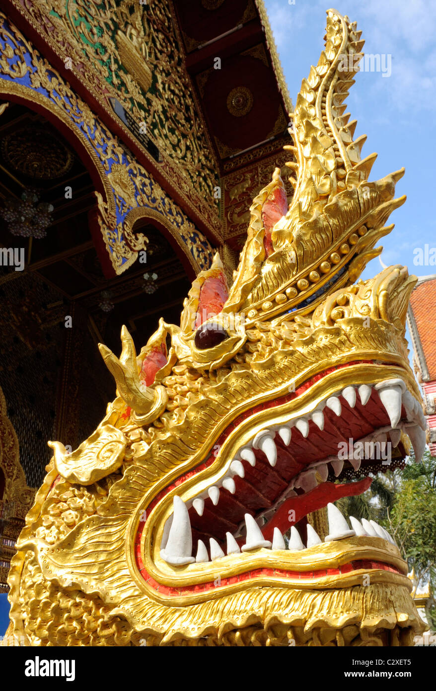 Statua di dorata testa di drago all'entrata principale del tempio Wat mani phraison o Wat Manee Pai,figlio, Mae Sot, Thailandia Foto Stock