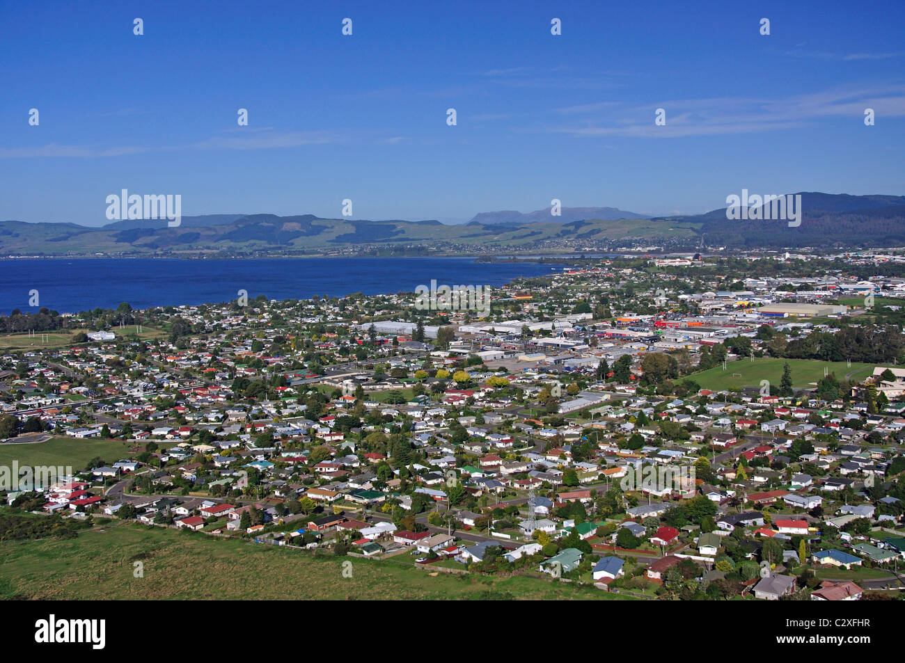 Città e lago di Rotorua vista dalla Skyline Gondola Skyrides Stazione, Rotorua, Baia di Planty Regione, Isola del nord, Nuova Zelanda Foto Stock
