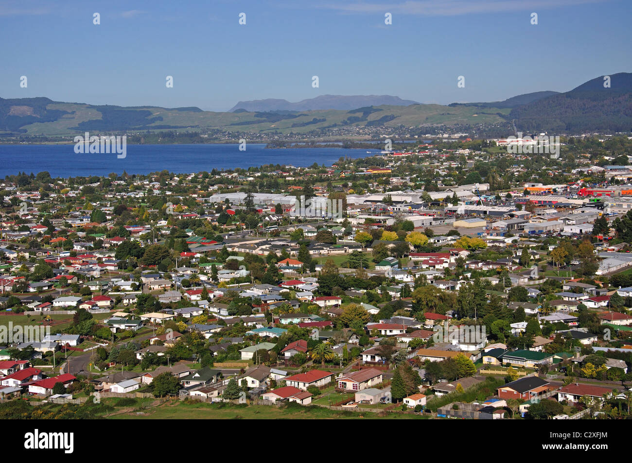 Città e lago di Rotorua vista dalla Skyline Gondola Skyrides Stazione, Rotorua, Baia di Planty Regione, Isola del nord, Nuova Zelanda Foto Stock