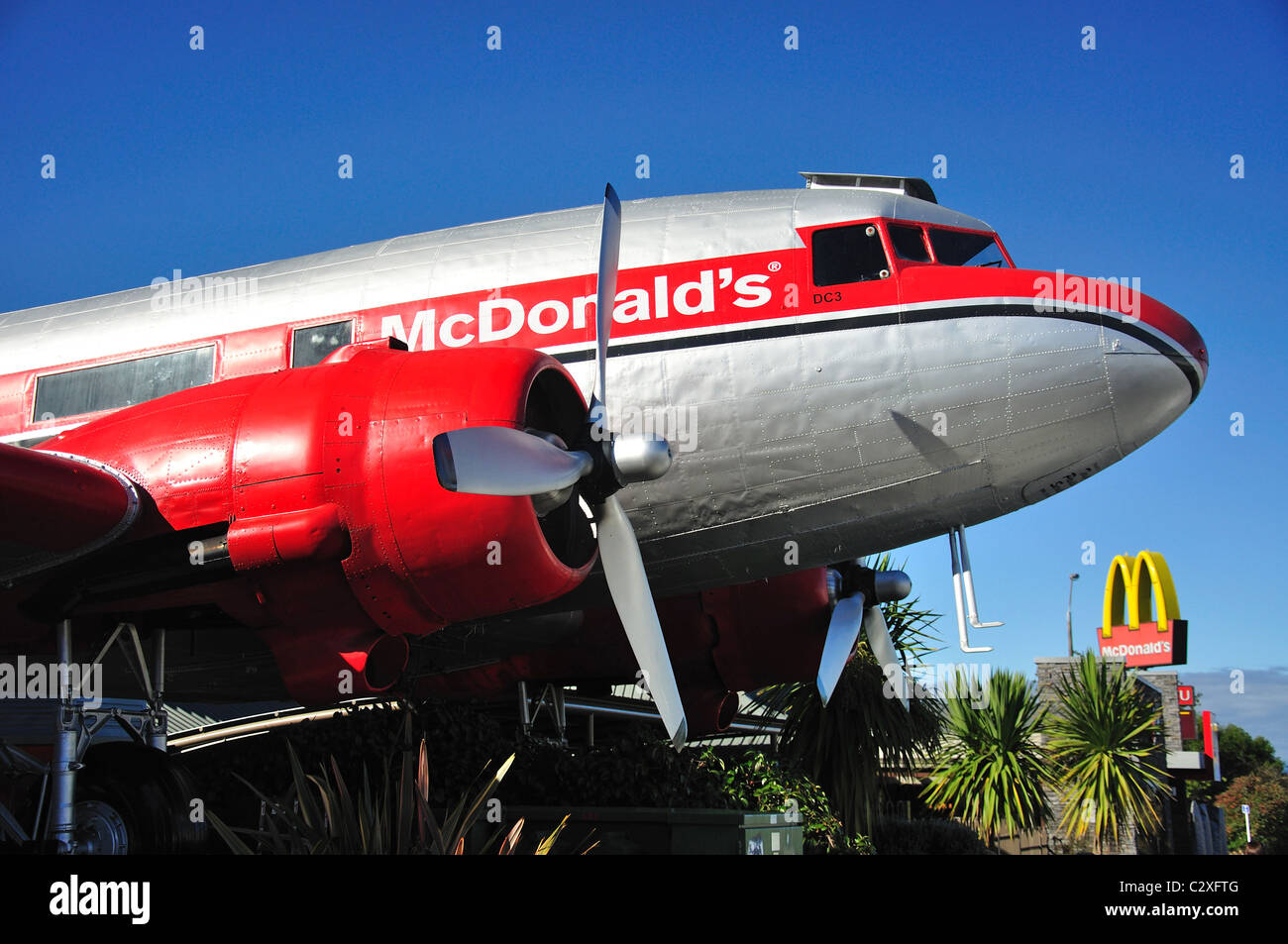 Vintage Douglas DC-3 velivolo al ristorante McDonald's, Ruapehu Street, Taupo, regione di Waikato, Isola del nord, Nuova Zelanda Foto Stock