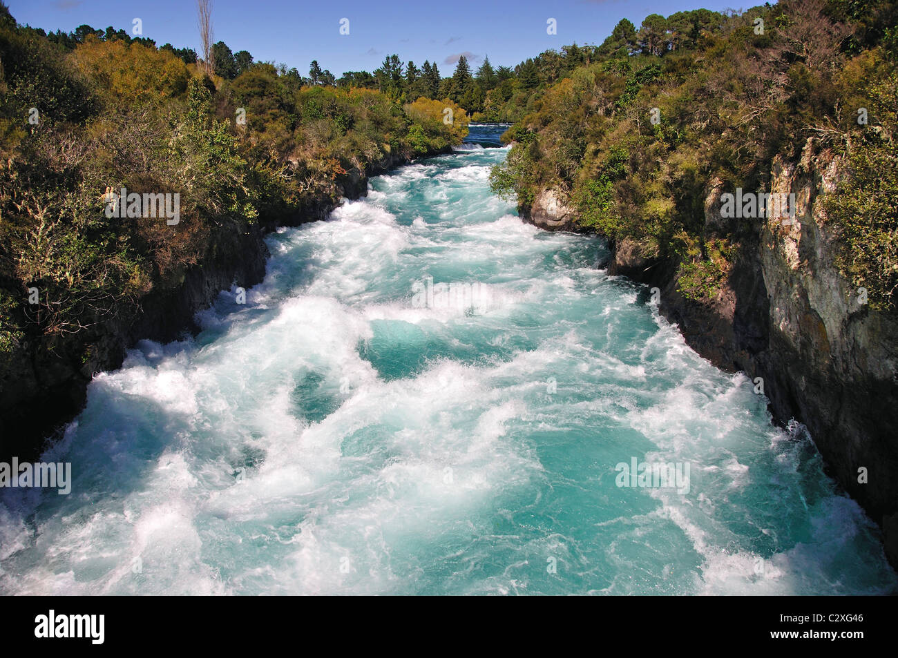 Potente corrente a Cascate Huka, vicino a Taupo, regione di Waikato, Isola del nord, Nuova Zelanda Foto Stock
