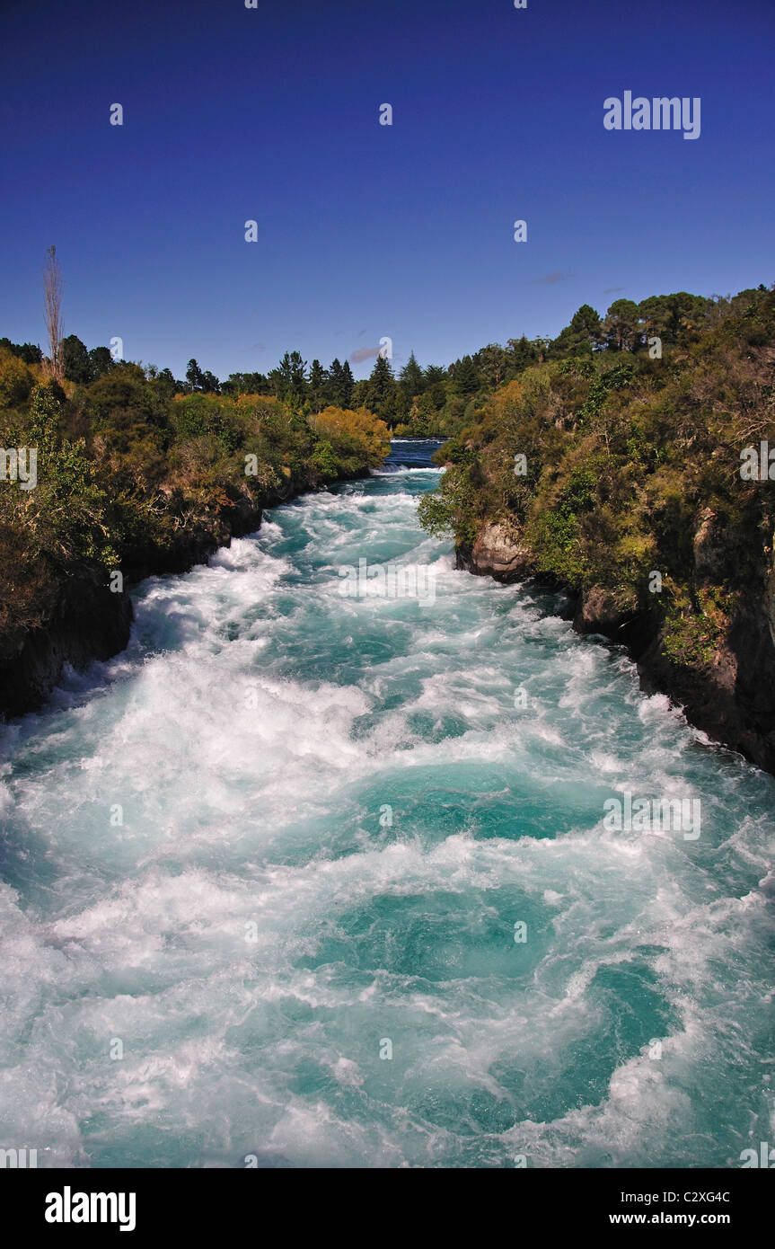 Potente corrente a Cascate Huka, vicino a Taupo, regione di Waikato, Isola del nord, Nuova Zelanda Foto Stock
