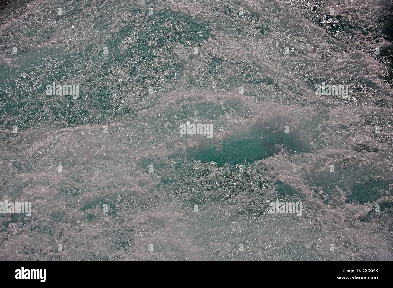 Potente corrente di acqua a Cascate Huka, vicino a Taupo, regione di Waikato, Isola del nord, Nuova Zelanda Foto Stock