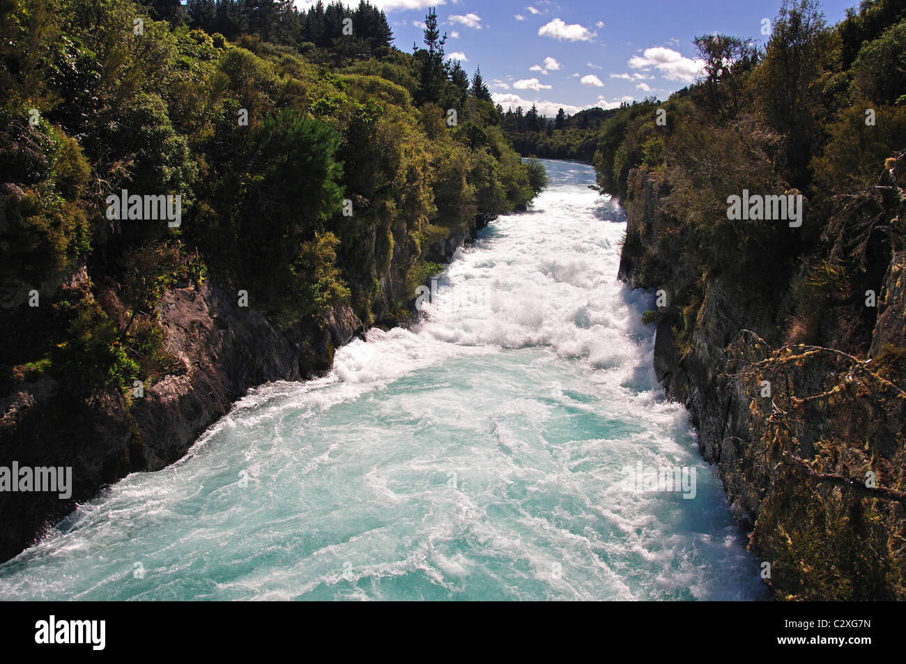 Potente corrente di Cascate Huka, vicino a Taupo, regione di Waikato, Isola del nord, Nuova Zelanda Foto Stock