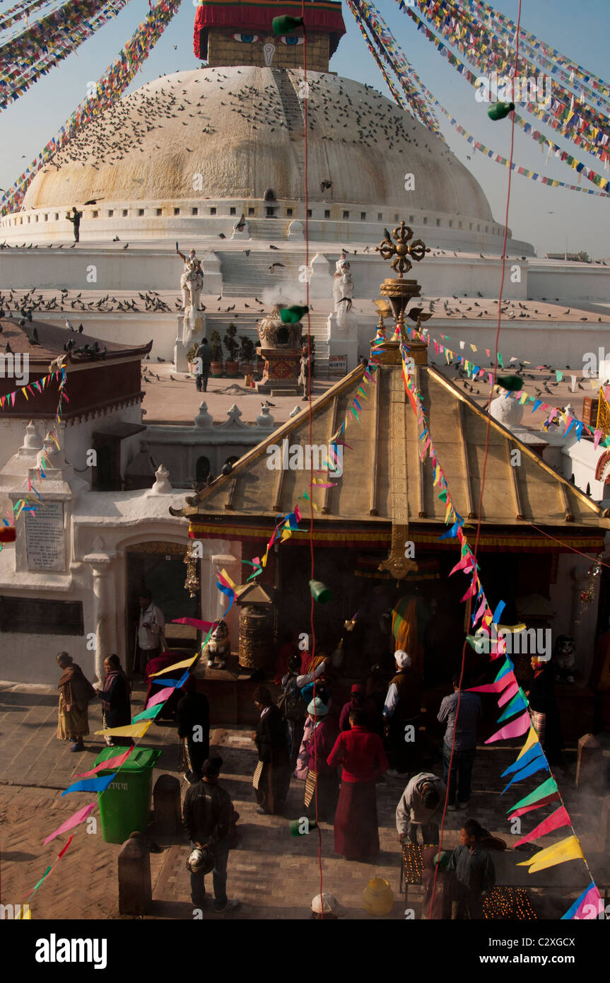 I fedeli si riuniscono al Santuario di Ajima a Boudha Stupa, vicino a Kathmandu, Nepal Foto Stock
