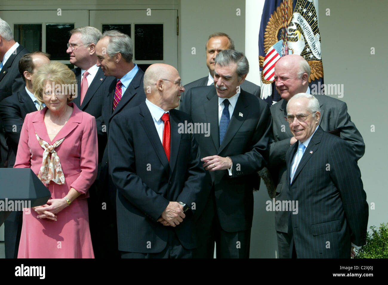 Michael Mukasey e membri dell'amministrazione Bush il Presidente Bush offre una dichiarazione dopo la firma del mutuo soccorso Foto Stock