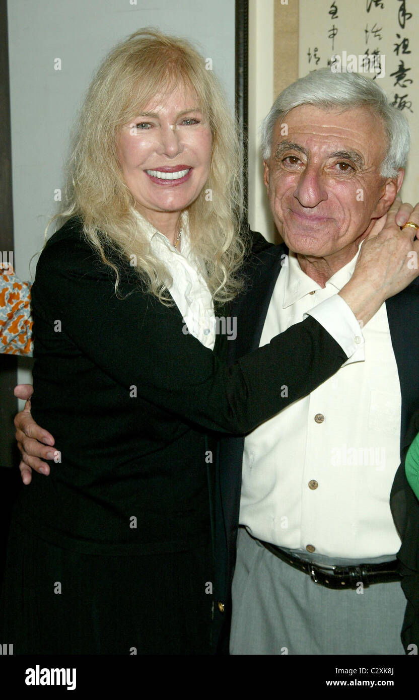 Loretta Swit e Jamie Farr al dopo la festa per celebrare la sua apertura notturna delle prestazioni nella nuova commedia "Flamingo Corte" Foto Stock