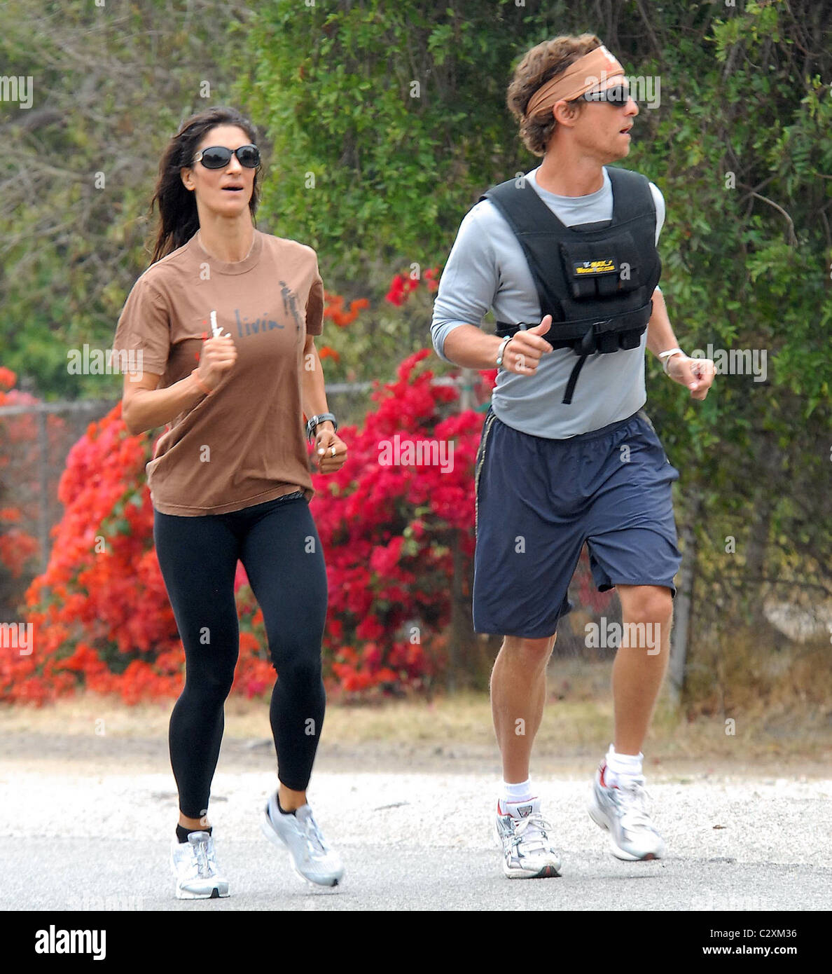 Matthew McConaughey indossa una V-Max giubbotto di peso mentre il jogging  con il suo personal trainer in Malibu Los Angeles, California Foto stock -  Alamy