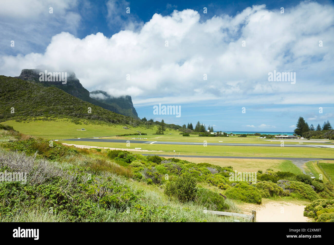 Mts Lidgbird & Gower & l'aeroporto su questo 10km lunga isola vulcanica & World Heritage Site, Isola di Lord Howe, NSW, Australia Foto Stock