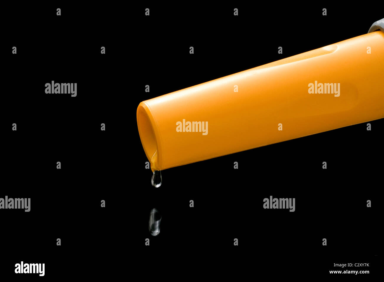 Gocciolamento di acqua da un tubo flessibile ugello, indicando un periodo di siccità o scarsità d acqua Foto Stock