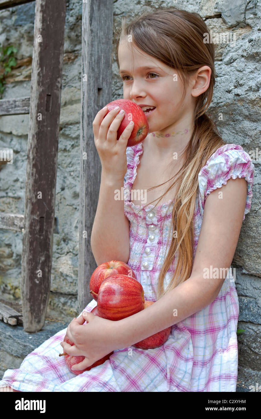 Ragazza è mangiare frutta Foto Stock