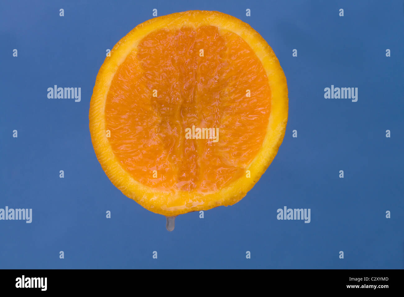 Gocciolamento di succo da un arancione Foto Stock
