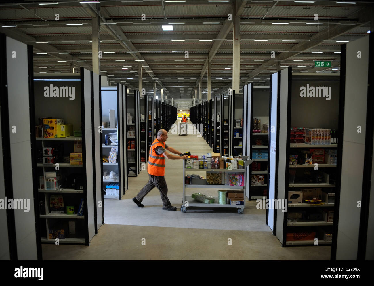 Il rivenditore online Amazon centro di distribuzione a Swansea, South Wales - i dipendenti di raccogliere le scatole della 'Sortable Hall' zona w Foto Stock